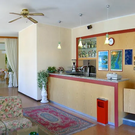 Marina Hotel 2*